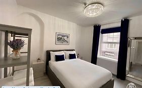 Ocean Escape 200M From The Sea, High Spec Town Centre Entire Flat, 3 Bedrooms, Tvs All Rooms